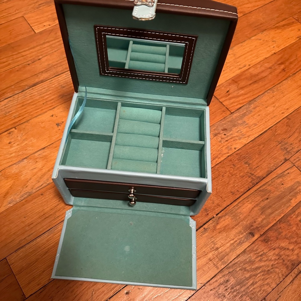 Elegant “Tiffany Blue” Color & Chocolate Jewelry Box - Picture 11 of 13